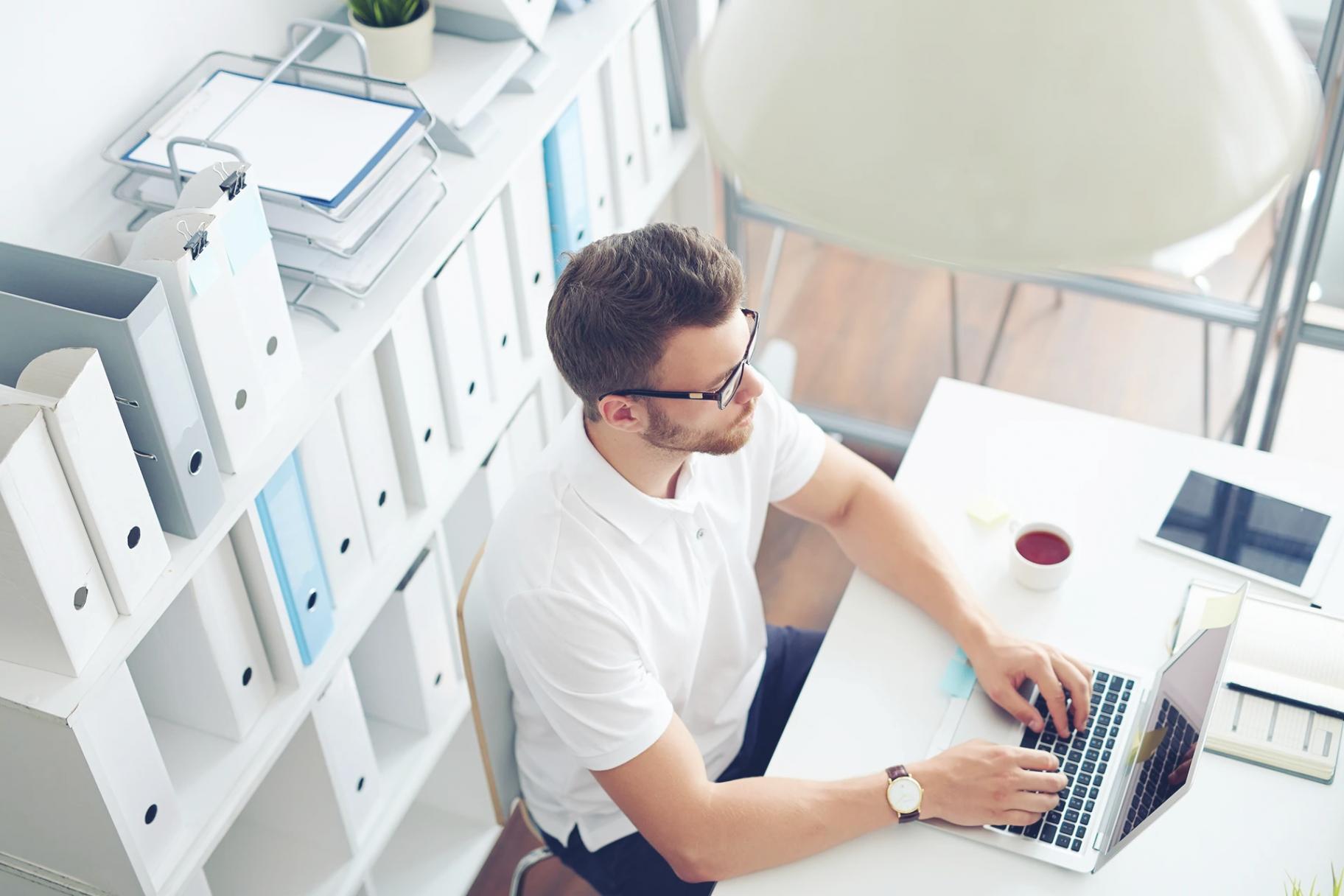 Équipe eurovinthos travaillant sur des stratégies budgétaires personnalisées