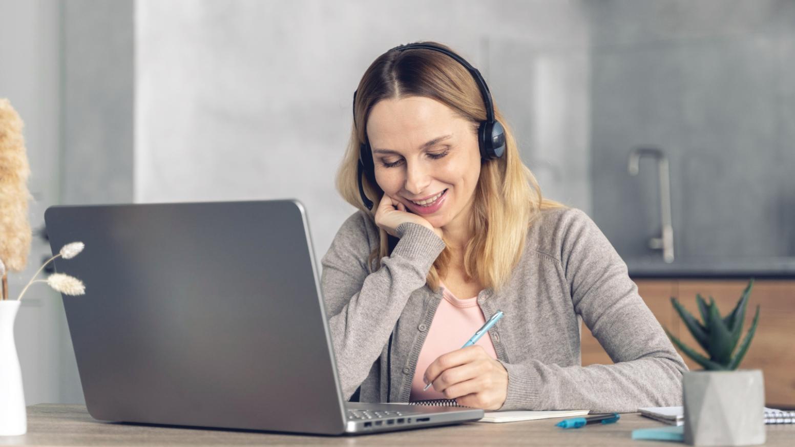 Environnement de travail collaboratif où les participants explorent différentes approches budgétaires adaptées à leurs situations personnelles