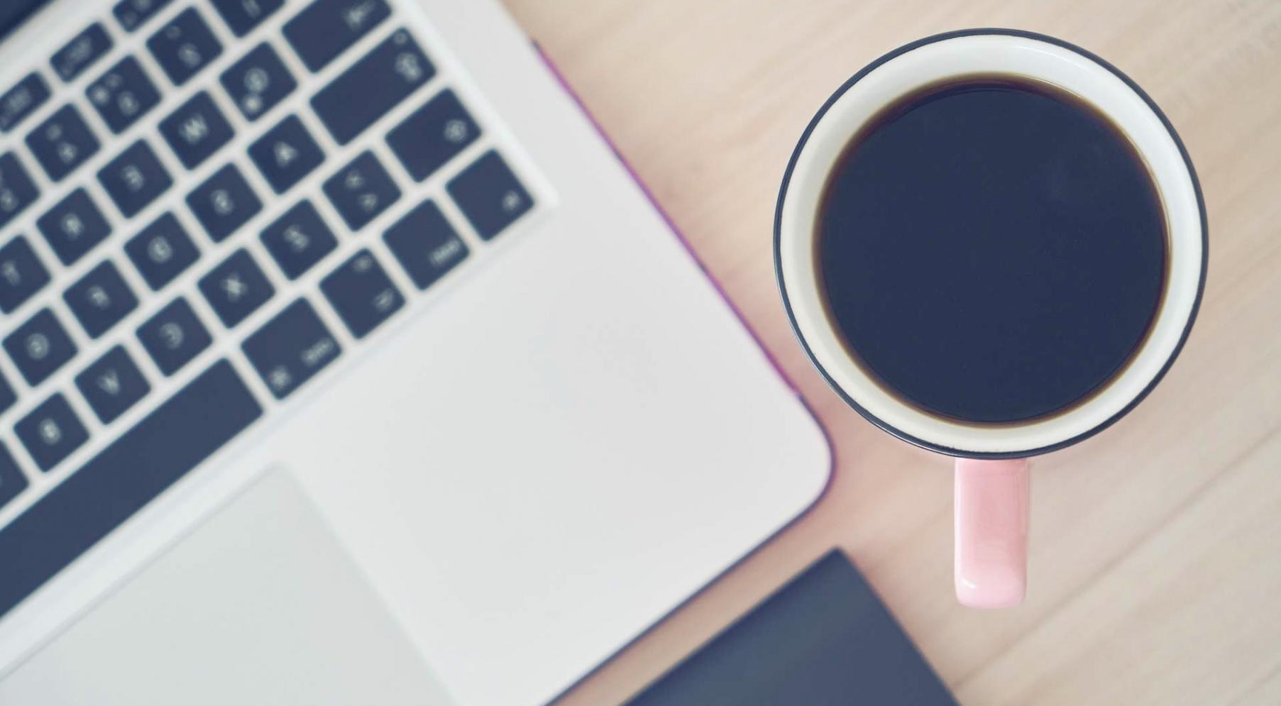 Participant engagé dans un webinaire interactif sur la gestion budgétaire créative